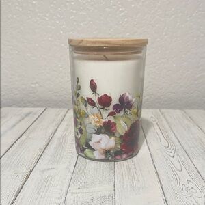 Sandalwood & Amber Floral Glass 20oz Candle with Wooden Lid